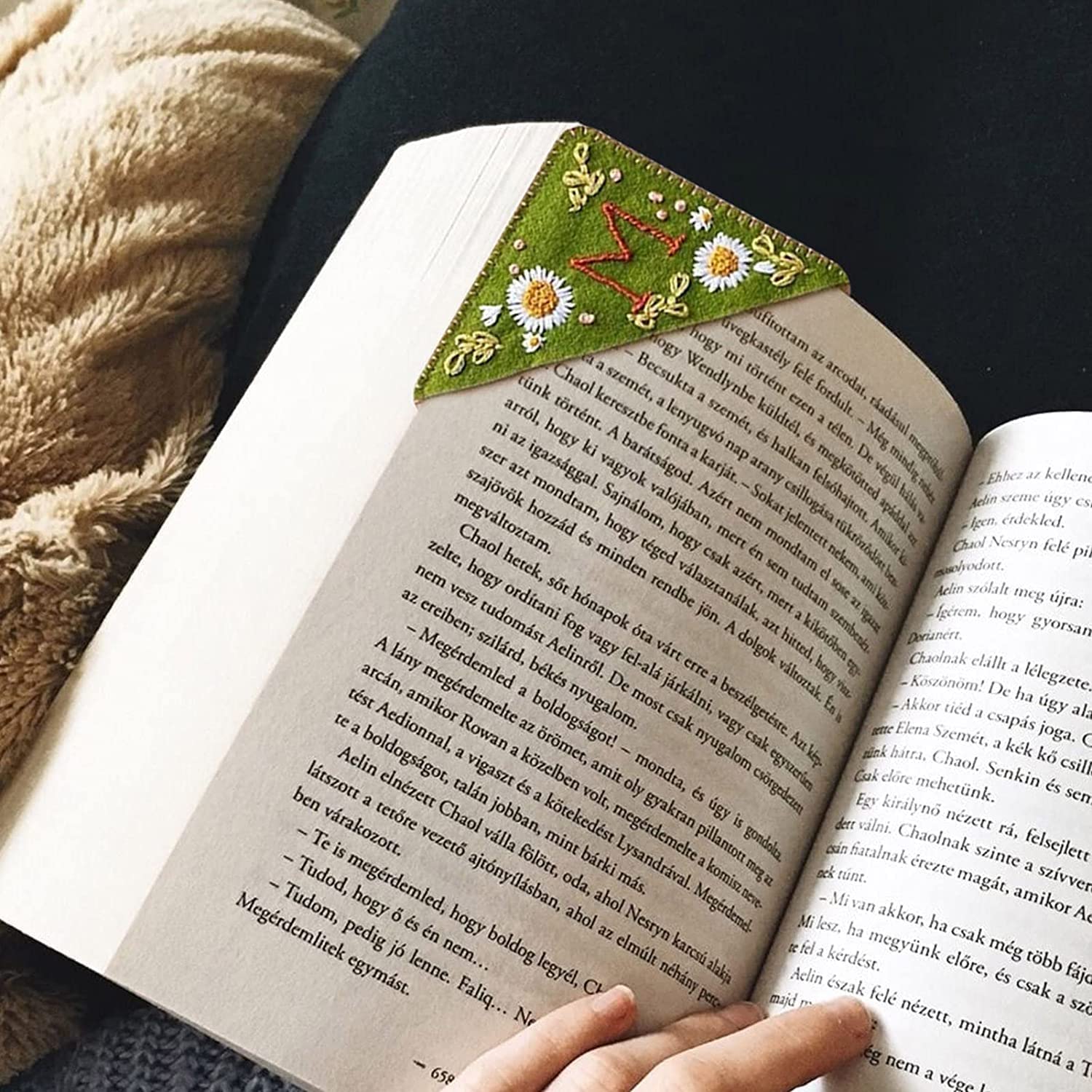 Personalized Hand Embroidered Corner Bookmark, 26 Letters Cute Flower Embroidered Corner Bookmark Embroidery Book Marker Clip for Book Lovers Bookmarks for Reading Lovers Meaningful GIF (Summer, M)